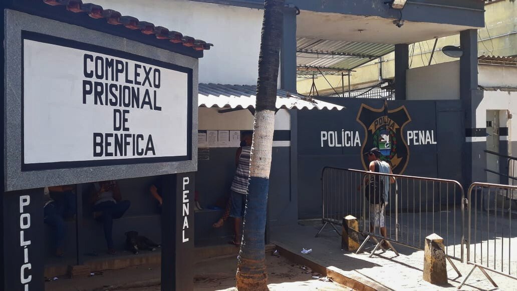 Imagem da entrada do Presídio de Benfica, onde são realizadas as audiências de custódia na cidade do Rio de Janeiro.